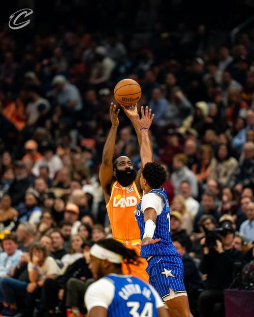 米切尔42分班凯罗36+6骑士力克魔术4连胜