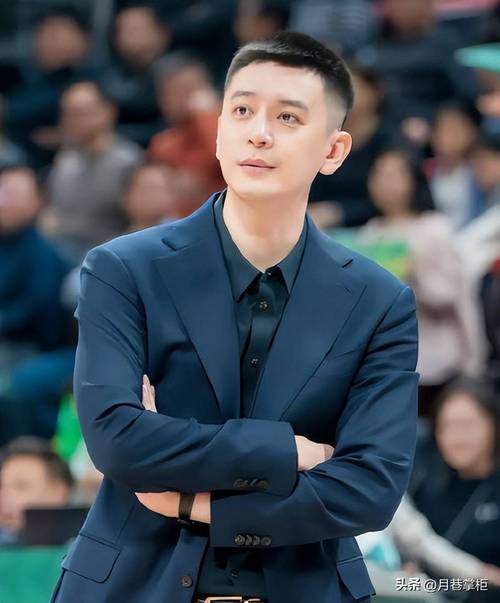 帅气依旧！杨鸣更新社媒晒个人照：北漂