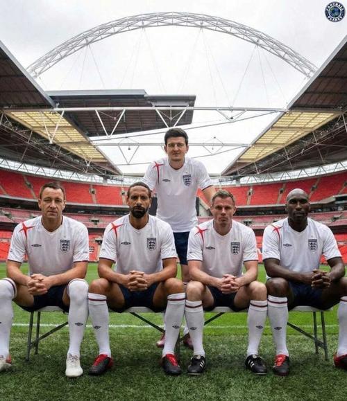 记者：马奎尔留队已达原则性协议，同时曼联会寻找新的年轻中卫