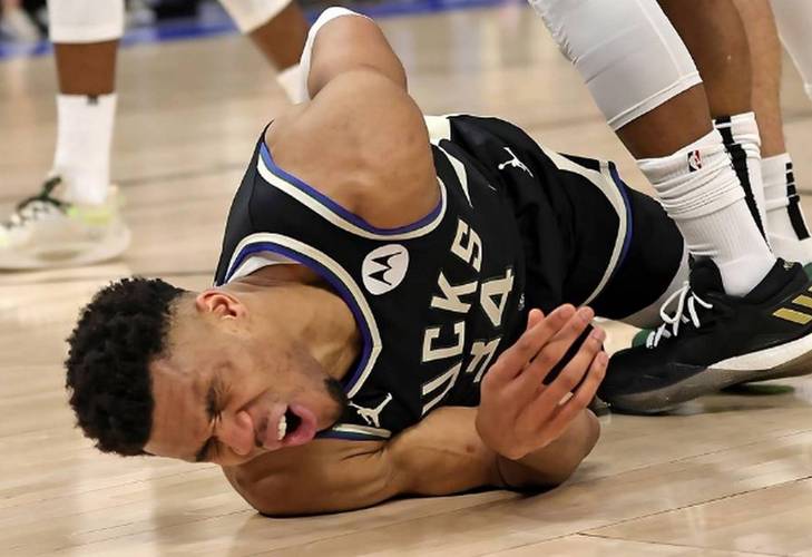 坏消息，掘金队在11693战胜勇士队比赛中卡姆约翰逊因伤离场