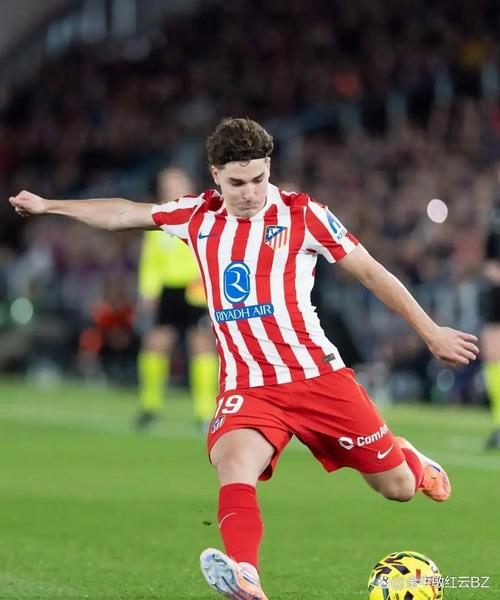 RAC1：巴萨将向莱万提供一份低薪合同，头号目标是阿尔瓦雷斯