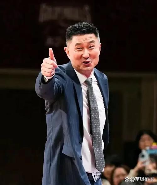 杜锋身兼三职是否合理郭士强曾打擦边球胡雪峰是前车之鉴