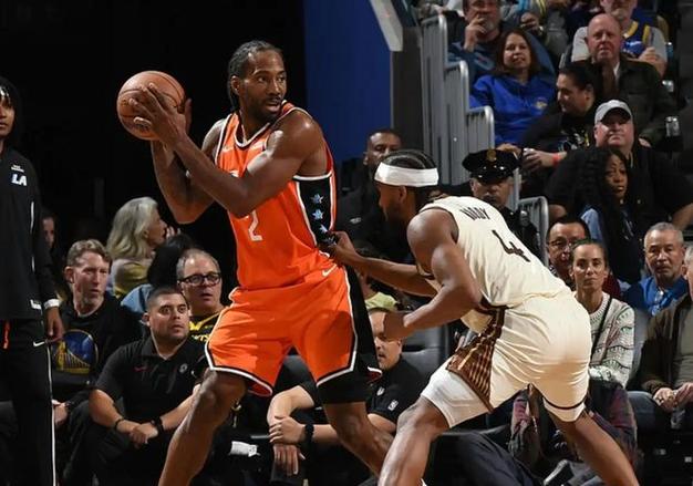 加兰在快船生涯的开局表现令人印象深刻，甚至连伦纳德也为之折服