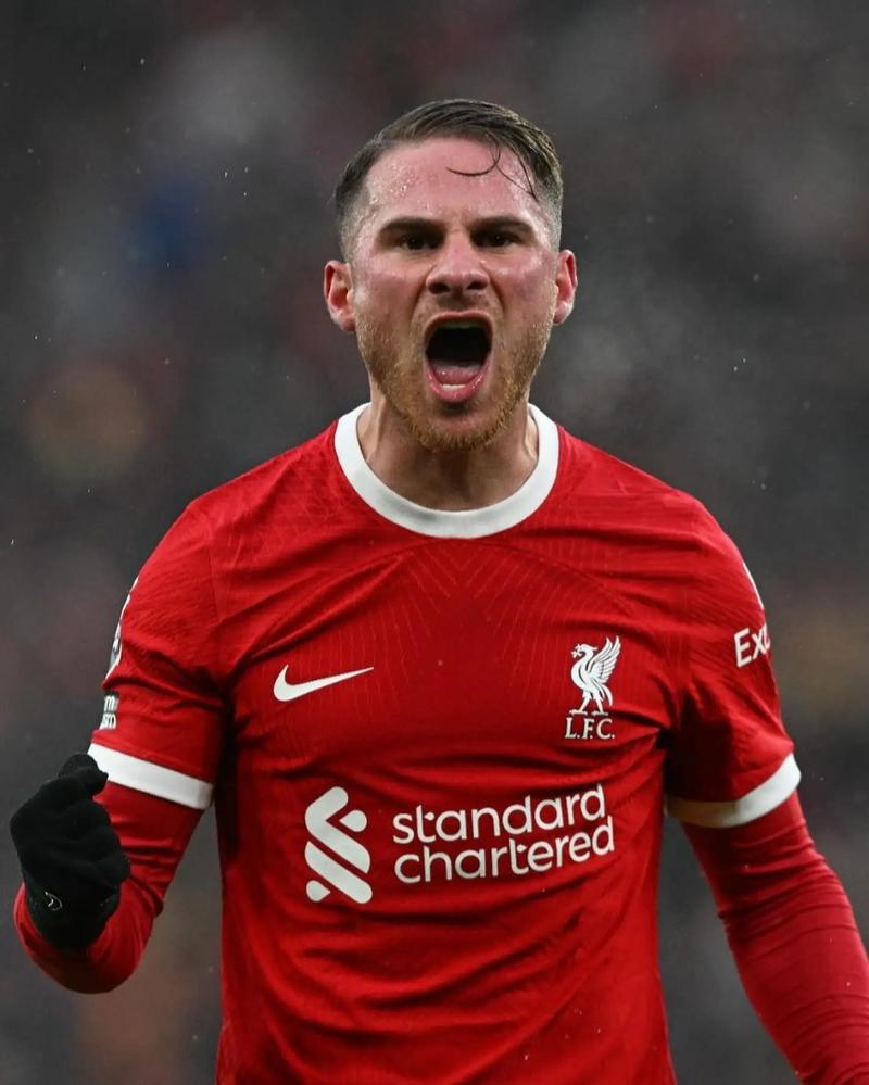 麦卡利斯特社媒晒日常照片：带娃、理发、身穿齐达内5号球衣