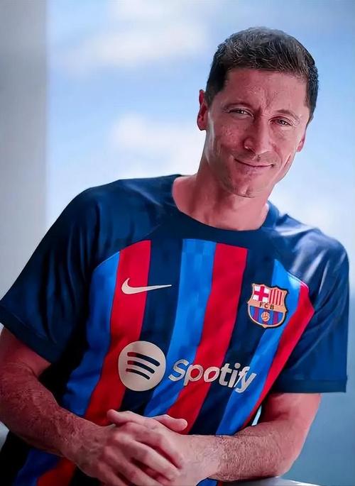 莱万谈战瑞典：上次被撞断肋骨的伤痕犹在，无论多艰难都要坚持住