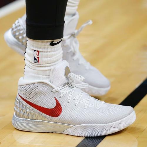 欧文什么时候和nike签约的，欧文与nike解约？