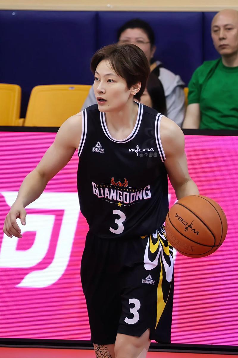 篮球公园杨力维是哪一期，杨力维打球视频？